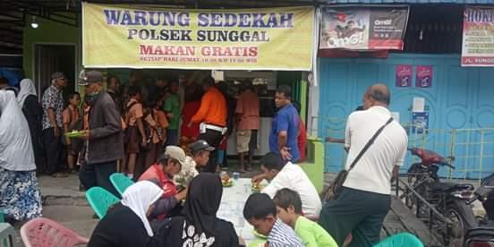 Personil Polsek Sunggal menyediakan makan gratis dan berbagi sedekah bagi kalangan masyarakat