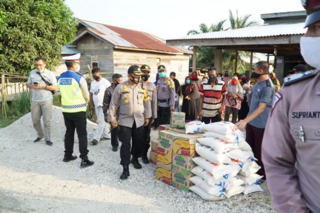 Kapolres Siak Bagikan Sembako Kepada Masyarakat Terdampak Banjir