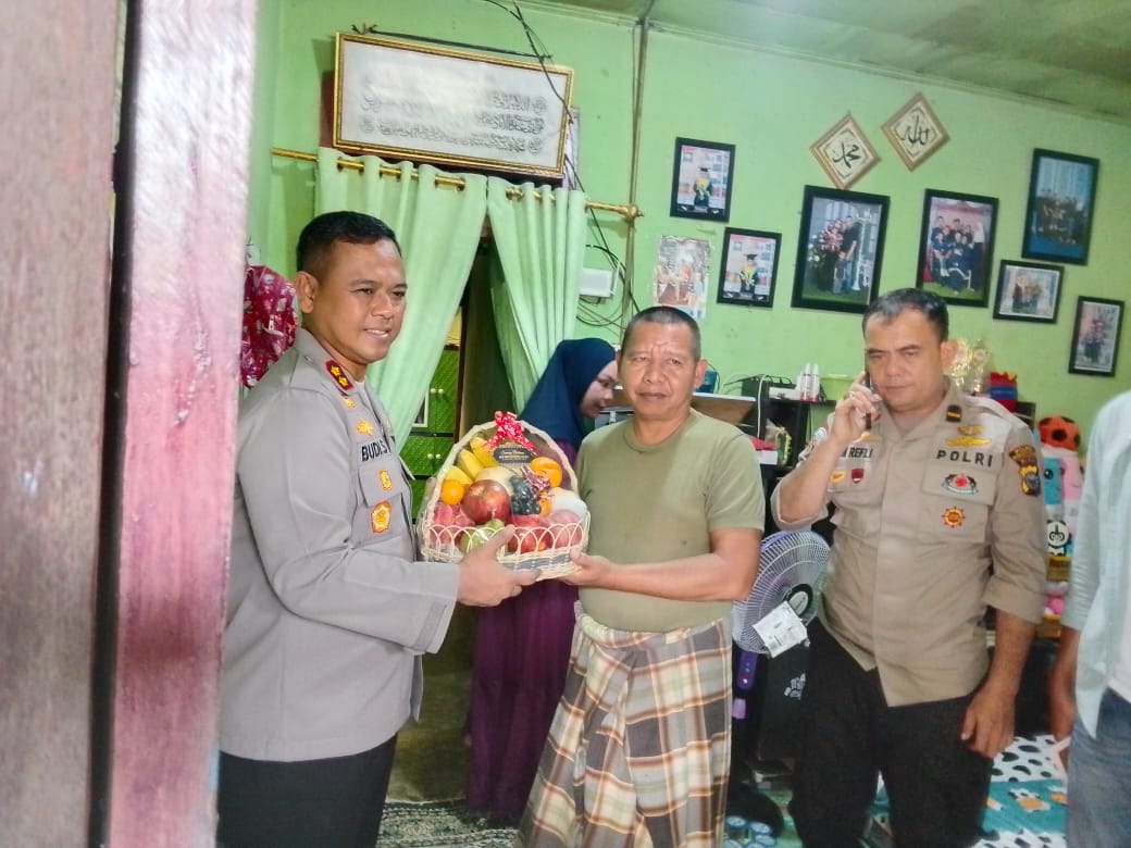 Kunjungan Kapolres Rohul Kepada Wartawan Yang sedang Sakit