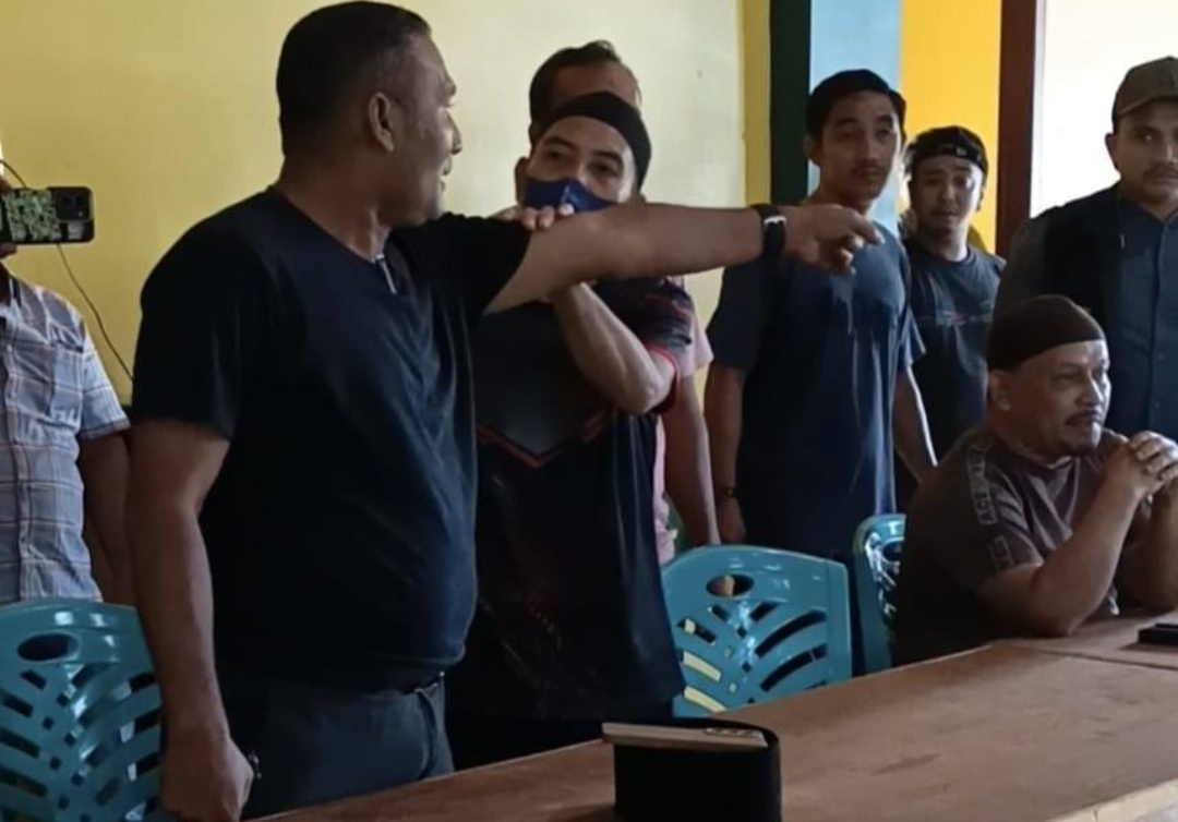 Ribuan Warga Saksikan  Sekdes Mengamuk di Balai Adat Rantau Kasai