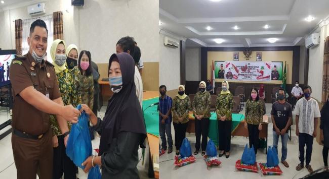 Hari Bhakti Adhyaksa ke 60, Kejari Bengkalis Serahkan Bantuan Sembako dan Sunatan Massal
