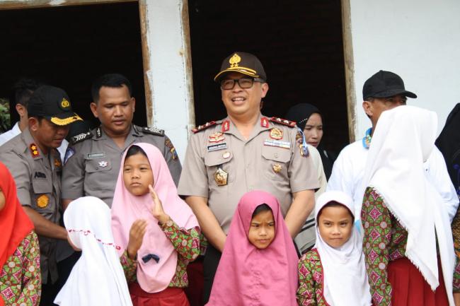 Kapolda Riau Kunjungi Sekolah Terisolir di Wilayah Desa Batu Sasak Kec Kampar Kiri Hulu