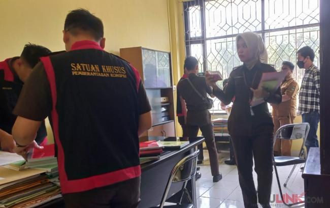 Kejari Siak Geledah Kantor Dinas Pertanian, Beberapa Berkas dan Satu Unit Komputer Diamankan Petugas