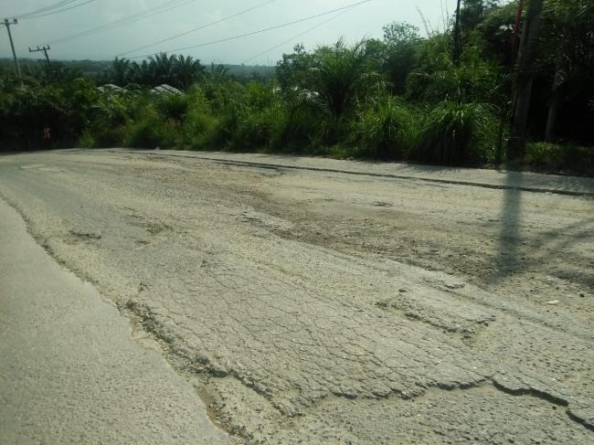 Kondisi rusak parah Jalan Petapahan Bangkinang menghawatirkan pengguna jalan