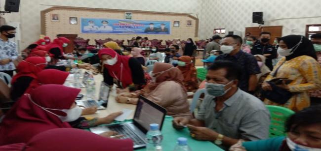 Vaksinasi Massal di Mandau Membludak, Praktisi Hukum : Kecewa dan Diskes Bengkalis Abaikan Prokes