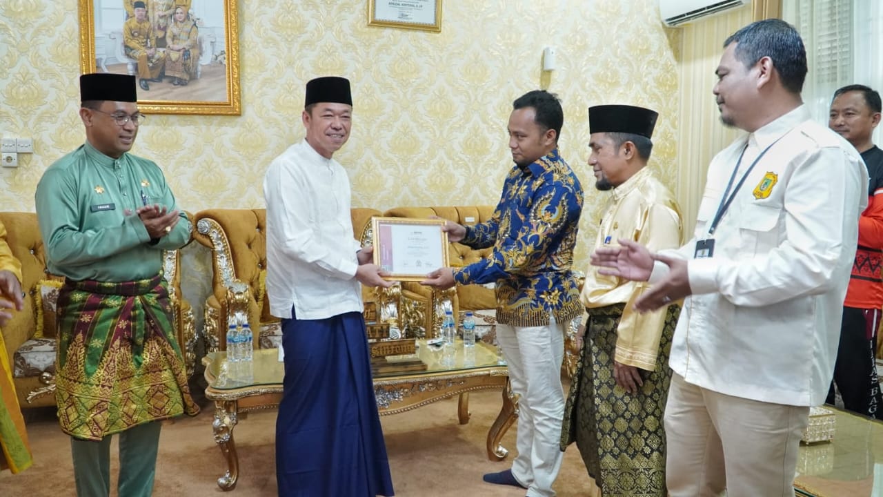 Bupati Rohil Terima Dua Penghargaan dari Dirjenpol dan Adipsi