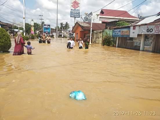 Akibat intensitas curah hujan yang tinggi, sejumlah wilayah di Rokan Hulu di landa banjir