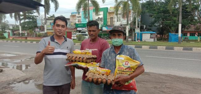 Direktur Formasi Riau Berbagi Kepada Puluhan Pekerja Parkir di Kabupaten Pelalawan