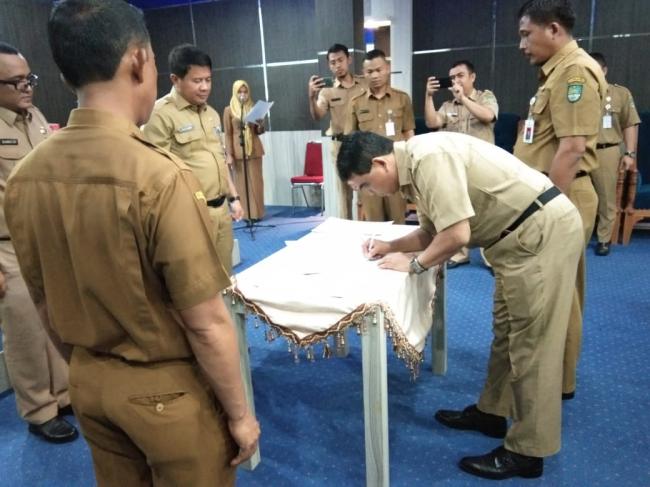 Usai Dilantik Pejabat Pimpinan Pratama Eselon II Pemkab Rohul Melaksanakan Sertijab