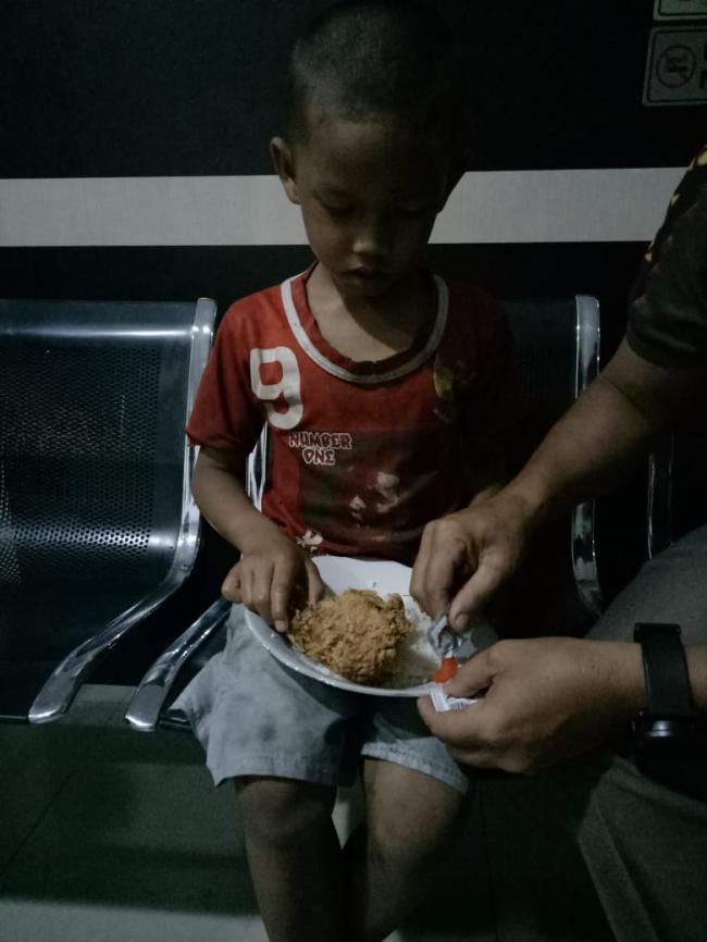 Team patroli satpol PP kampar selamat kan anak terlantar