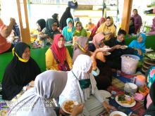 Dikenal Peduli, Eet Dikerumuni Emak-emak saat Mengunjungi Warga