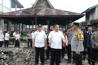 Bupati Sukiman Dampingi PJ Gubernur Riau Tinjau Kebakaran Pasar Langkitin