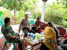 Bhabinkamtibmas Aipda Harry Wahono memantau acara pemilihan anggota BPD Desa Kutoharjo,Pati
