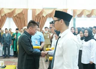 Bupati Rohil Serahkan SK P3K dan Lantik Guru PNS serta Ajak Pegawai Berikan Pelayanan Terbaik