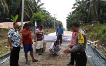 Bhabinkamtibmas Desa Adi Jaya melaksanakan giat pengawasan dan pendampingan Dana Desa