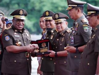Pemprov Riau Terima Penghargaan Karya Bhakti Peduli Satpol PP Dari Kemendagri RI
