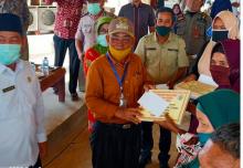 Bupati Haris Turun Langsung Menyerahkan BLT DD Untuk Warga Terdampak Covid-19 di Kabupaten Pelalawan