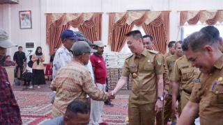 Temu Ramah Dengan Abang Becak dan Gerobak, Bupati Rohil Serahkan Bantuan Sembako