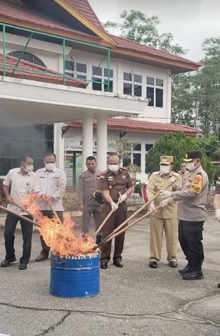 Awal Tahun Kejari Rohul Musnahkan Barang Bukti Berkekuatan Hukum
