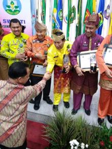 Bupati Rokan Hulu H Sukiman terima penghargaan Swasti Saba Kabupaten Kota Sehat Tahun 2019