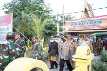 Bupati Inhil HM Wardan Dampingi Pangdam I/BB Tinjau PPKM di Tembilahan Hulu