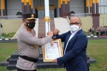 Dinilai Berhasil Berantas Narkoba, Kapolda Riau Menerima Penghargaan