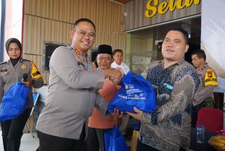 Kapolres Rohul Berikan Bingkisan Kepada Wartawan Sebagai Bukti Bermitra Publikasi Dan Informasi