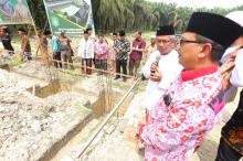 Peletakan Batu Pertama Pembangunan Pondok Pesantren Nurul Haq Assalafiyah, Di Lakukan Assiten I 