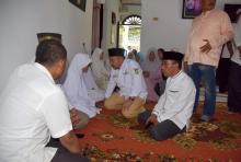 Bupati Kampar Antar Almarhum Aboe KS Ke Tempat Peristirahatan Terakhir