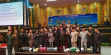 Bersama Pimpinan Dan Banggar DPRD, Pemerintah Pekanbaru Mengesahkan APBD-P 2019 Dan APBD 2020