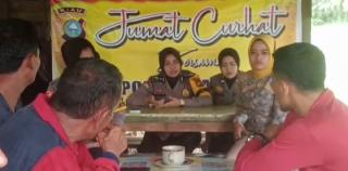 Polwan Polres Rohul Beri Solusi Dalam Kegiatan Jumat Curhat Di Desa Tanjung Belit