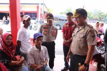 Proses Screening pra Operasi Katarak Oleh Dokkes Polda Kepri Melayu Raya Karimun turut Mendampingi