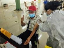 Sukseskan Program Pemerintah, Ketum APPI Suntik Vaksindi Area Mall Pekanbaru
