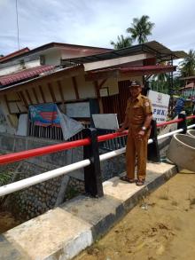 Akibat pengerukan sungai,pondasi Bangunan fasilitas Desa Blok 6,Kecamatan Gunung Meriah amblas
