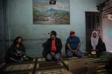 Bupati Rokan Hulu melayat ke rumah duka dari orang tua Nazwan ,anak yang hanyut di sungai Rokan