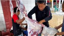Ketua DPRD Provinsi Riau, Ikut Berbagi Hewan Qurban