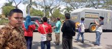 Sejumlah Oraganisasi Wartawan Membagikan Ratusan Bendera Merah Putih Semarak HUT RI Ke 77 