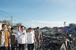Bupati Rohil Salurkan Bantuan Terhadap 33 Korban Kebakaran Rumah di Pujud